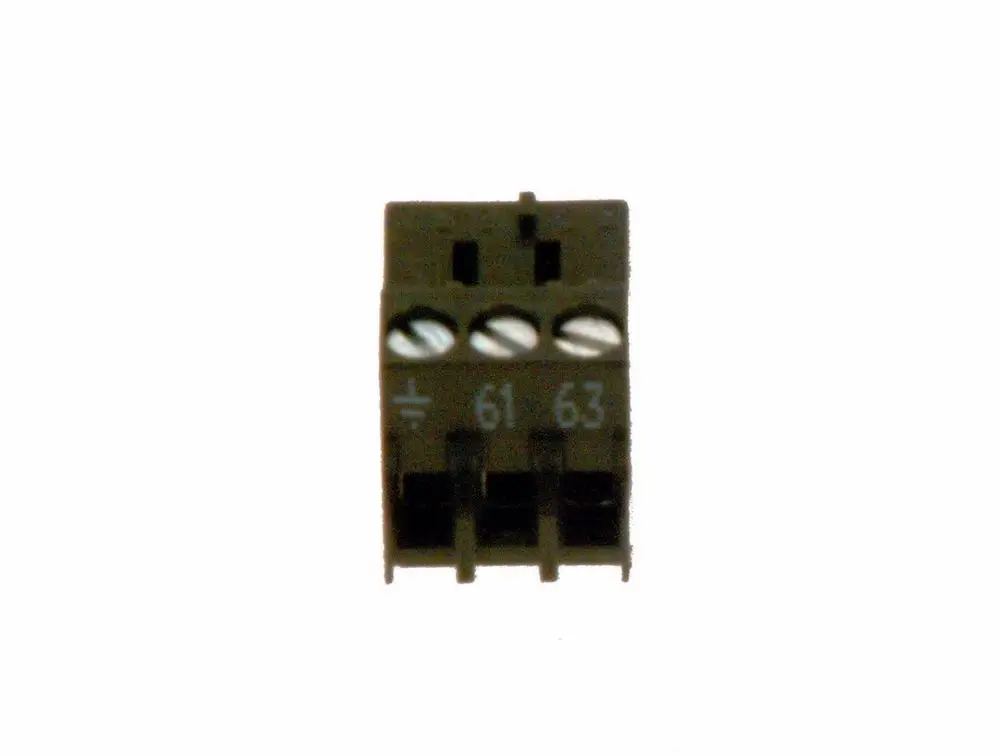 Dunkle Anschlussklemme mit drei Anschlüssen, beschriftet mit Zahlen und einem Minuszeichen, hergestellt von Bosch.